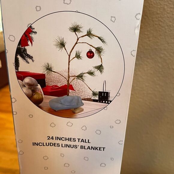 Peanuts 24 inch Christmas Tree Linus Blanket - Picture 9 of 10